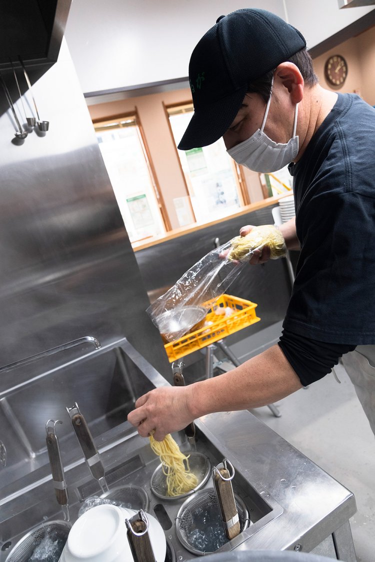 この道十数年の店主。「スープを飲み干すお客さんも多いですよ」
