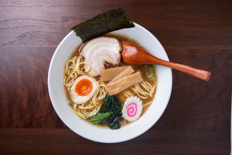 しょうゆラーメン800円。『あさひや』の麺は喉越しがよくもちもち。カエシは醤油3種をブレンド。バラ肉を煮込むチャーシューはほろほろ食感。つけめんや激辛ラーメン各900円も用意。