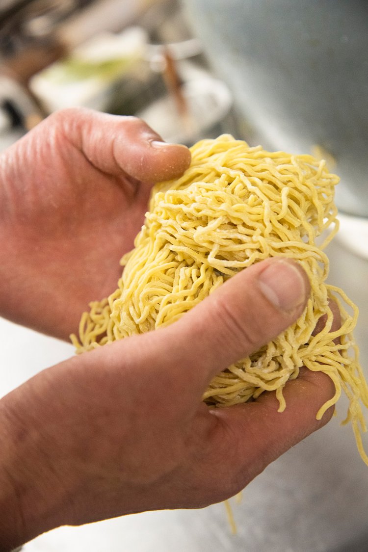 スープと絡む細めの縮れ麺。