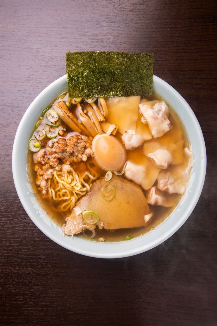 ワンタンメン1000円。鶏油（チーユ）が覆うスープ。生地から作るワンタンは肉厚でむちむち。ほかに塩ラーメン750円や味噌ラーメン850円も。