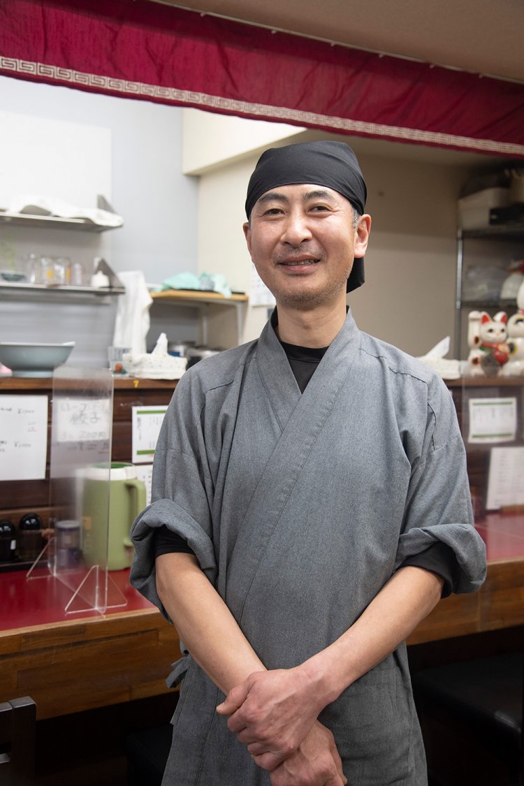 山形出身の寡黙な店主。地元から仕入れる米も旨いと評判。「ハーフ餃子などがセットのお得な定食もはじめました」