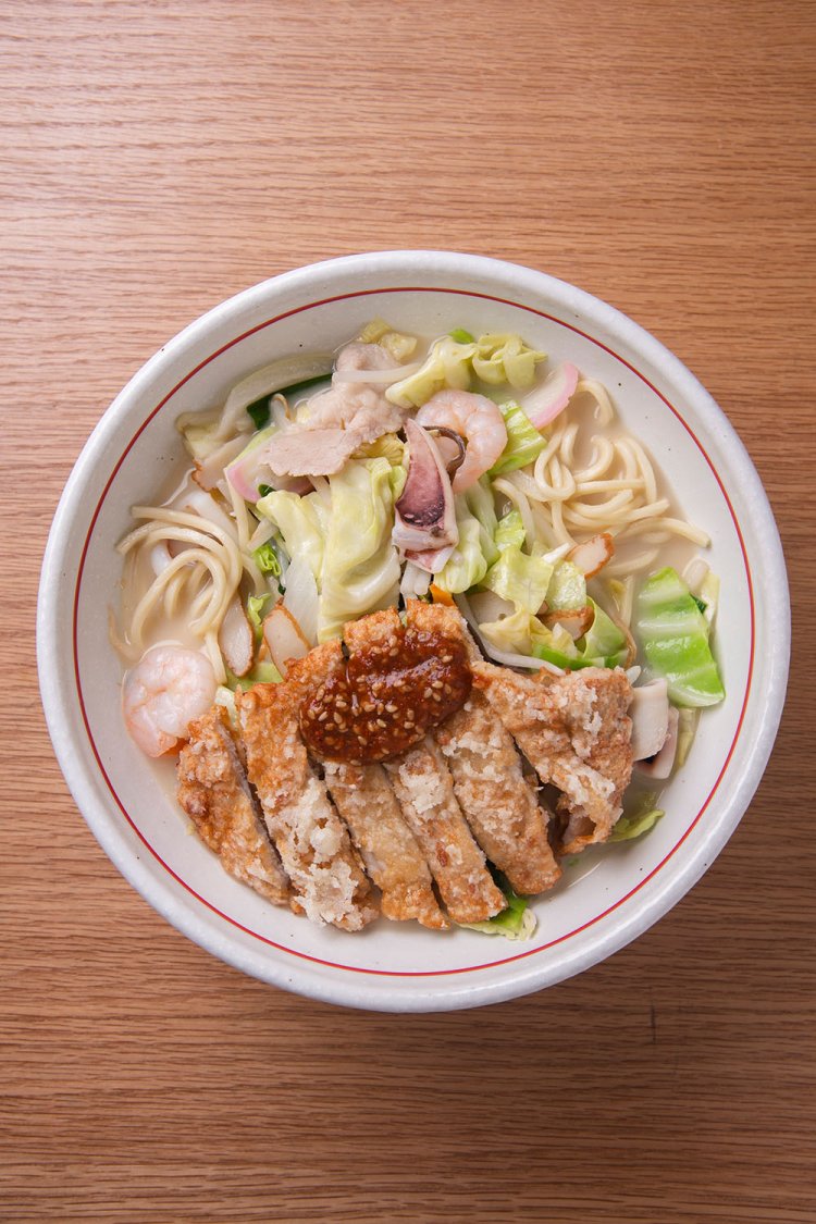 特製ちゃんぽん900円。あっさり味のスープに唐揚げの脂、辛いタレ（中央）が溶け込むことで、コクとパンチが加わる。