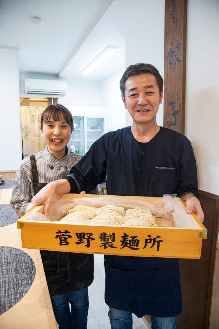 気さくな2代目の嶋田将英さん・裕子さん夫妻。「野菜はそのまま麺半分のハーフちゃんぽんも！」