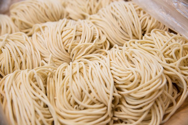 低加水ながらモチプリ感のある特注麺。