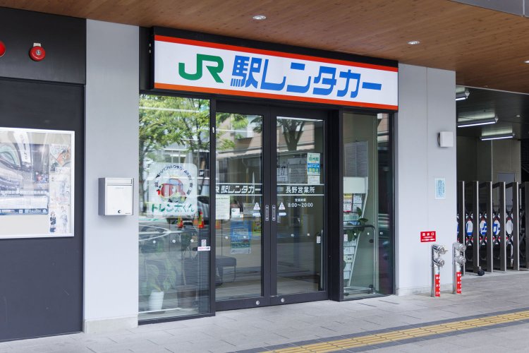 手前にある長野駅前交番も目印になる。