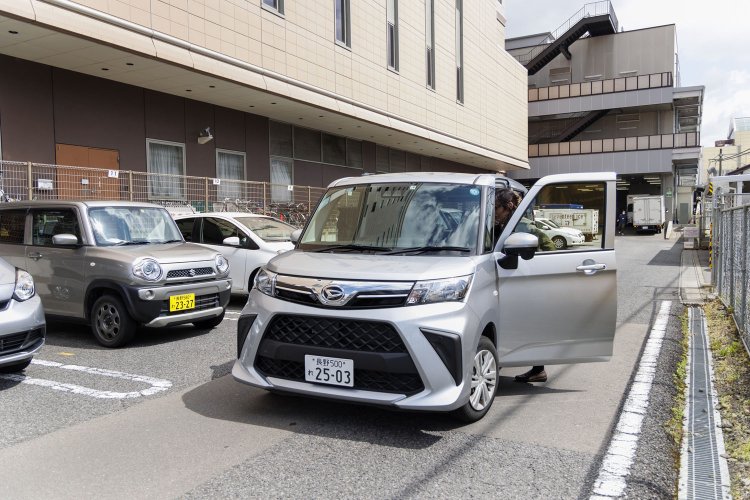 受付から裏手レンタカーが用意されている。いざ出発！