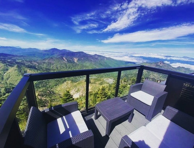 カフェには、夏季・1日2組・利用30分限定の「プレミアムテラス」がある。ガラス張りのテラスからは、新緑の山々180度のパノラマビューが楽しめる。予約はできないので、当日混雑状況を確認しよう。