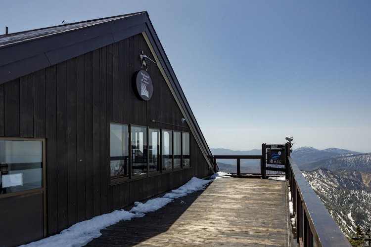 カフェからすぐの「満天ビューテラス」。高地の開放感と絶景を堪能しよう！