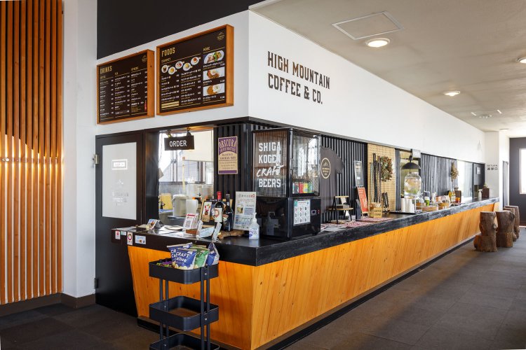 カウンターもオシャレ感たっぷり。コーヒーのほかクラフトビールもある。