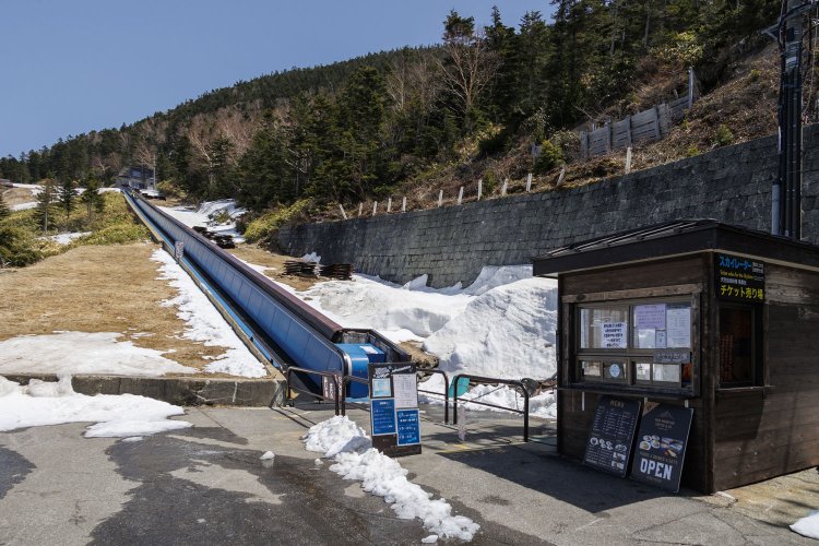「スカイレーター」の乗り場。上下交互運転で10～15分ごとに切り替わる。