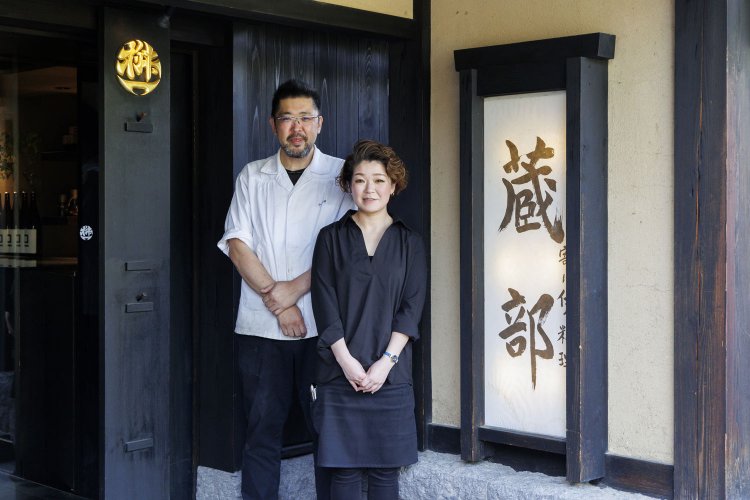 とびきりの笑顔で迎えてくれた店長の片倉美保さん（右）と、真摯に食材と向き合う料理長の礒野さん。