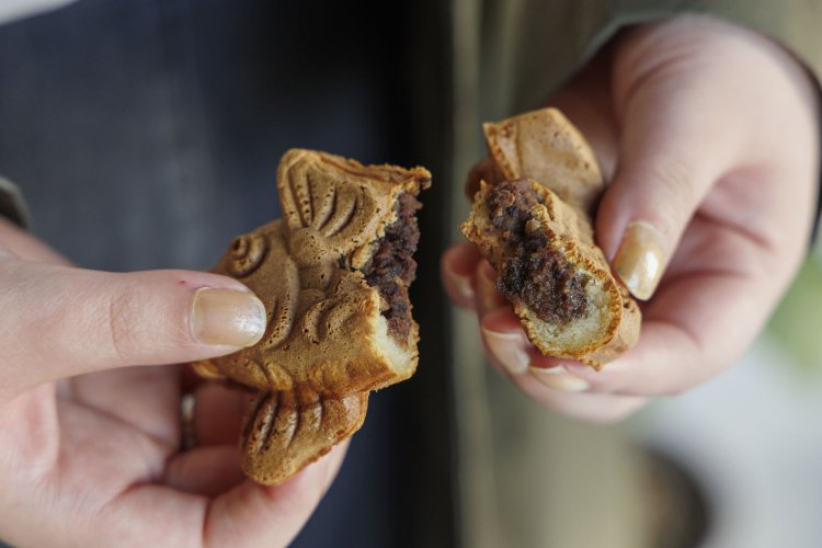 サイズは小さいが中には餡がたっぷり！　鋳型も特注で制作。