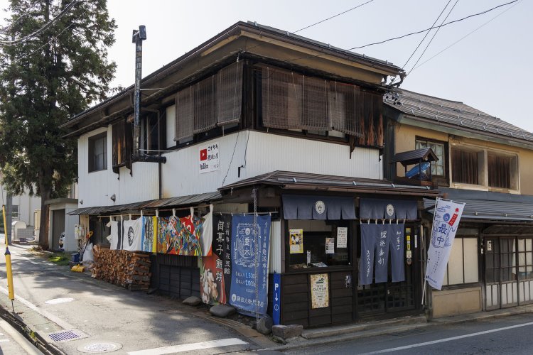 善光寺を背に参道から左手に曲がり、2本目の通りを右に入ると古民家を利用したお店がある。