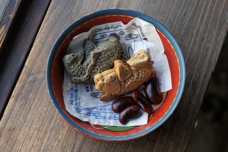 竹炭入紫花豆餡を使った佐久鯉230円と定番の鯉焼きプレーン250円。手前は長野県の農家が生産している紫花豆。