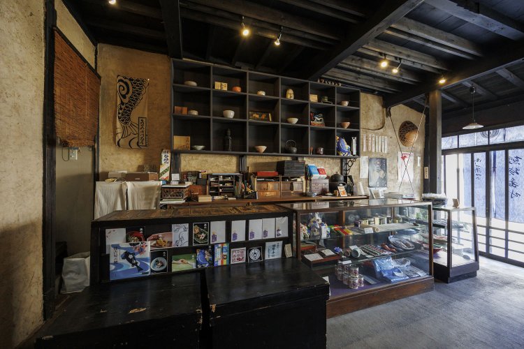 古民家の良さを生かしインテリアにもこだわった店内には、鯉を持つ「えびす様」も飾られていた。
