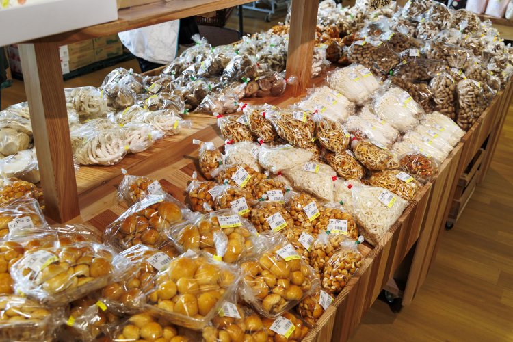 種類豊富なきのこ売り場。大きななめこや、あわび茸など珍しいきのこも並ぶ。