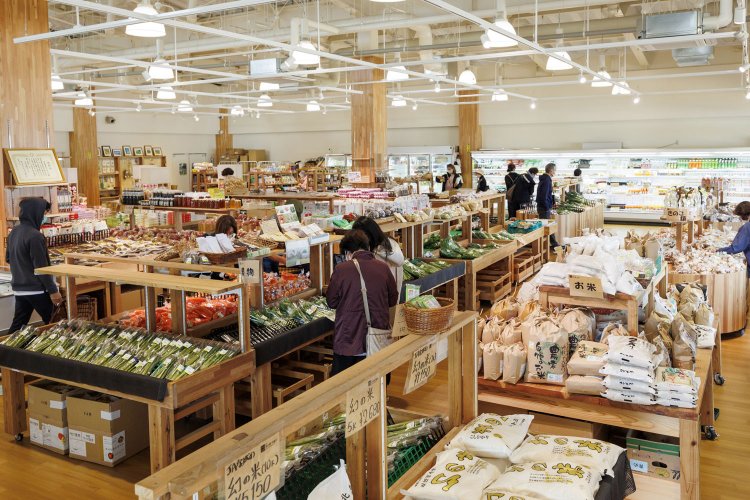 来客のお目当ては、飯山周辺から新鮮な農産物が集まる直売所「千曲川」。