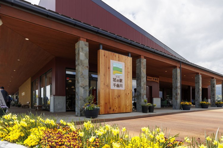「花の駅」の名の通り、道の駅の入り口にも季節の花が何種類も植えられている。