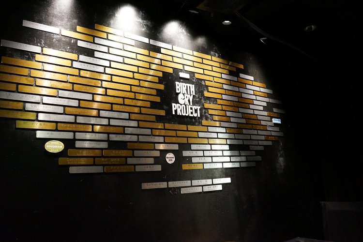 店内にはクラウドファンディングの協力者のネームプレートが貼られている。