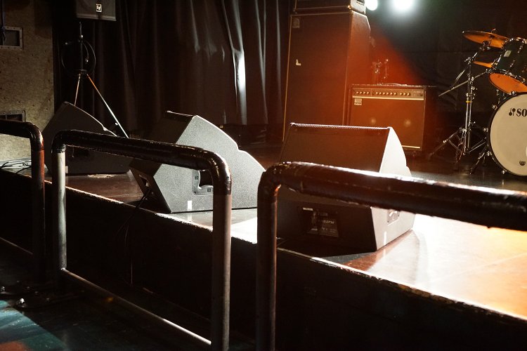 ステージ前の柵が特徴的。とある有名ミュージシャンのライブで、スタッフが身体を張ってステージを守ろうとしたが、人の力では限界と感じ柵を用意したという。