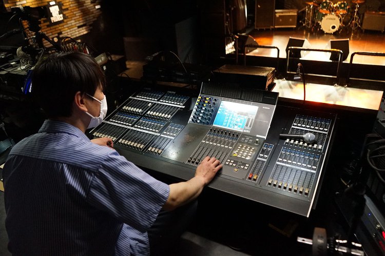 中二階にあるPA卓。天井が低いため、あぐらでこの卓を触るのが『CLUB GOODMAN』スタイル。