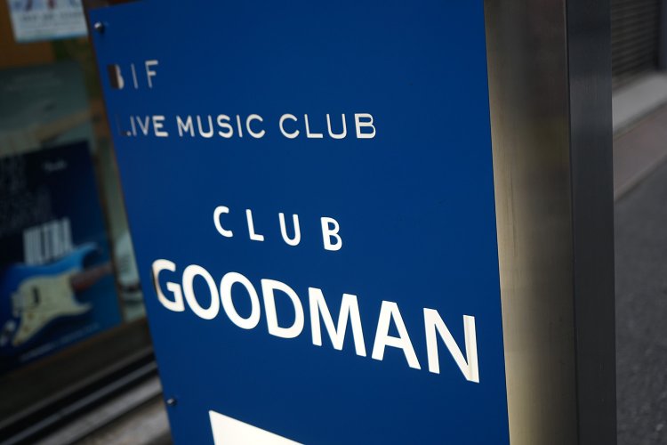 JR秋葉原駅から徒歩5分という好立地で、多くの音楽ファンが行き来している。