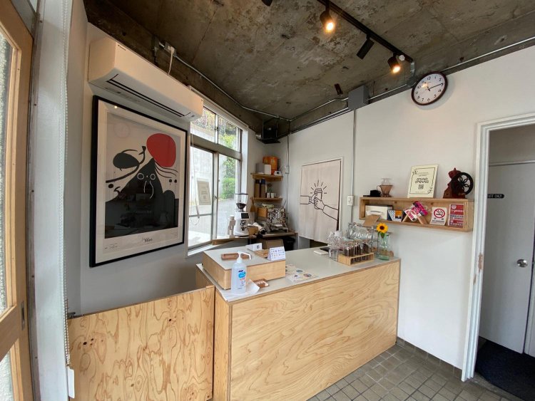 1階のカウンター。交番の名残を感じる。