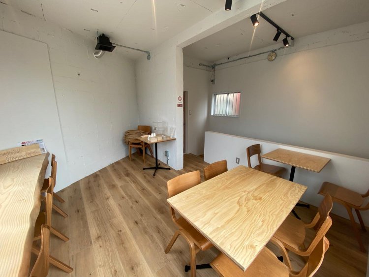 2階は警察官が宿直する畳部屋だった。階段横の天井まであった壁を外して、明るく開放的に。