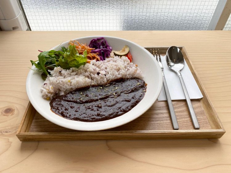 看板メニューの欧風黒カレーと3種DELIのカレープレート。1日限定10食のランチメニュー。1280円（税込）。