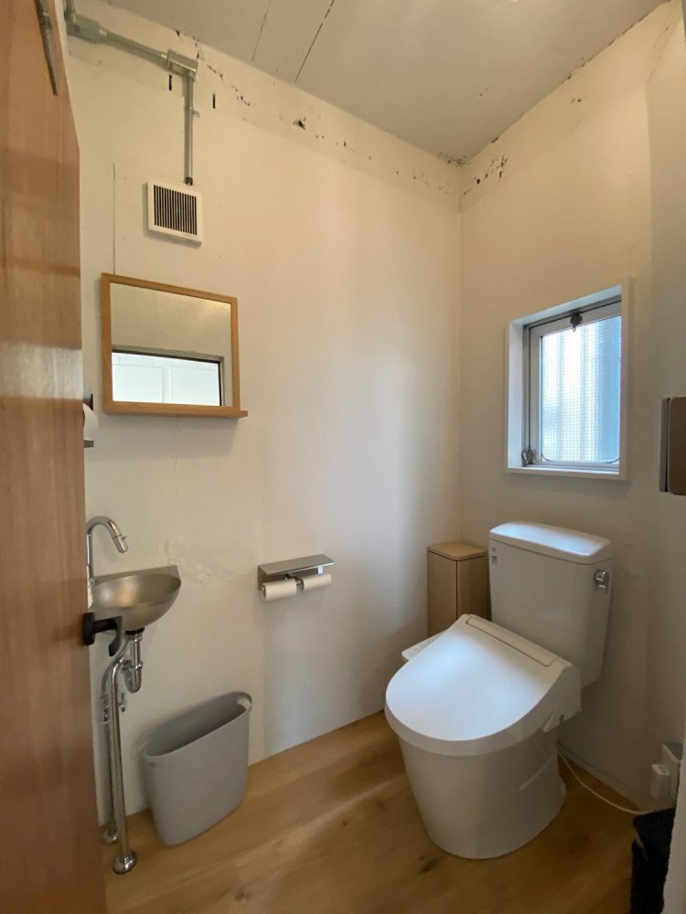 元はシャワールームだったトイレ。広くて使いやすい。