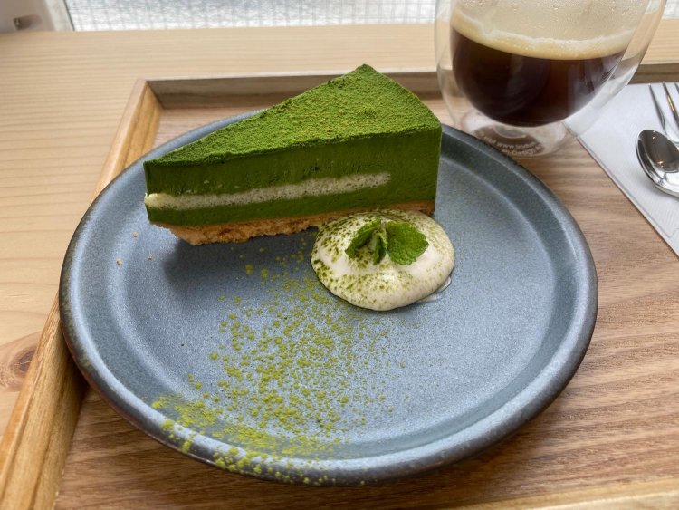 色鮮やかな抹茶チーズケーキ。680円（税込）。