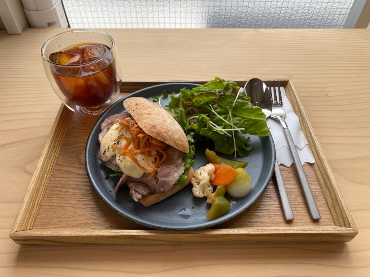 名物KOBANサンド〜低温調理パストラミポーク〜。自家製マヨネーズと手作りピクルスを添えて。880円（税込）。