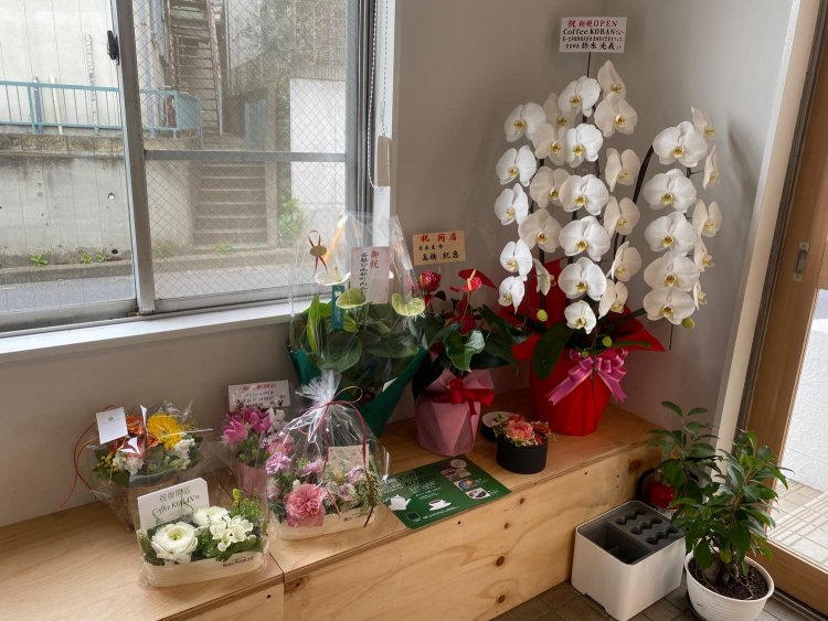 1階のベンチスペース。オープン時にはお花でいっぱい。