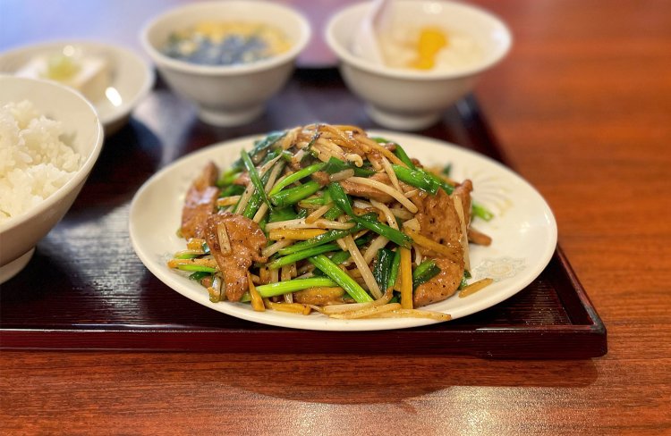 ニラレバ定食800円。