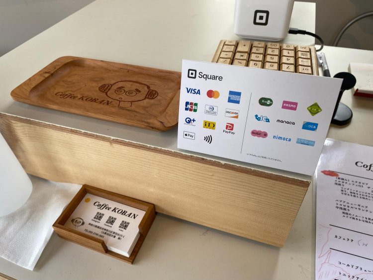 後藤さんが描いた自画像のキャッシュトレイ。支払いはキャッシュレスにも対応。