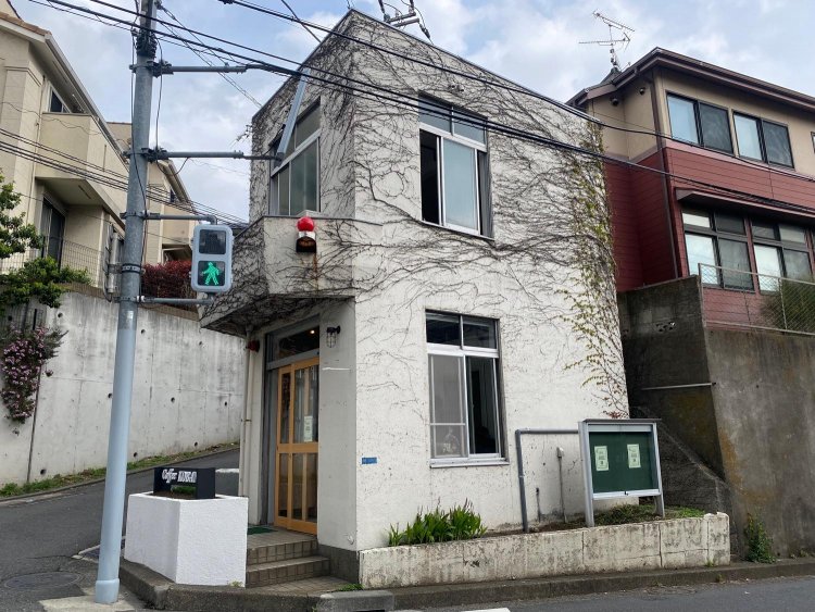 横浜の坂の上にある、蔦が絡まる建物は、交番からカフェへと新しい歴史を紡ぐ。