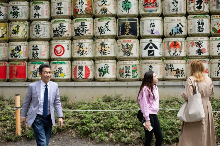 ずらりと並んだ清酒の菰樽。撮影スポットとして人気の場所だ。