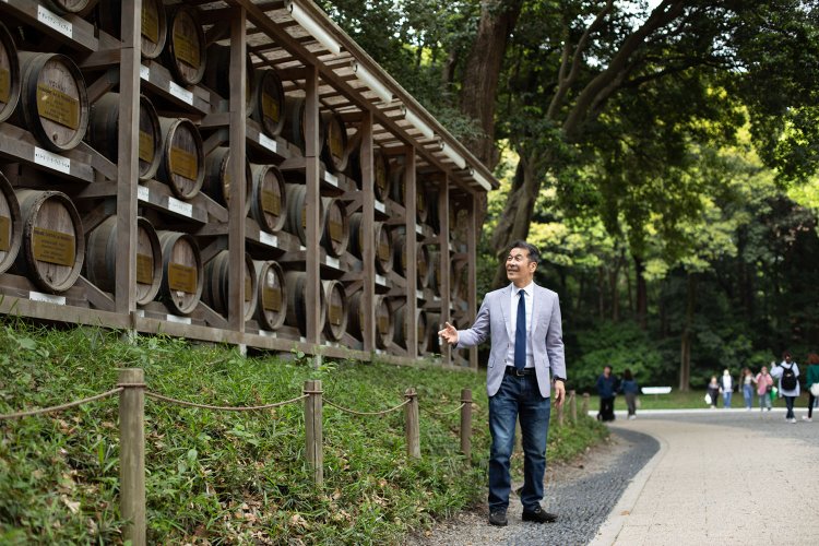 菰樽の向かい側に並んだワイン樽。産地として名高いブルゴーニュ地方から毎年奉納されている。