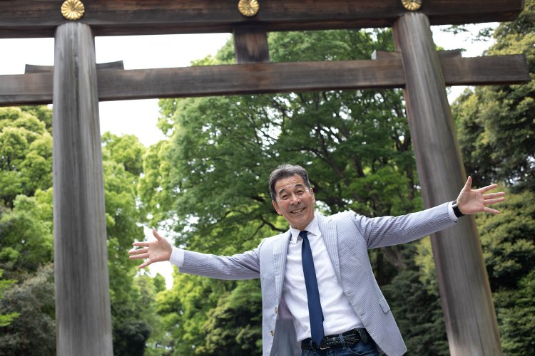 「日本一の大鳥居」の前で。