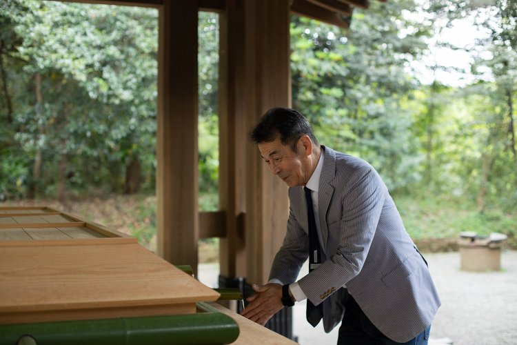 参拝の前に手水舎で身を清める。以前は柄杓が使われていたが、コロナ禍以降はかけ流し式の手水となっている。