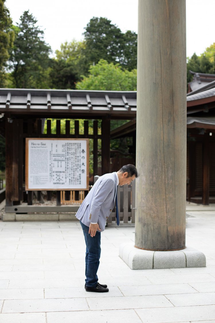 第三鳥居をくぐる前に一礼。