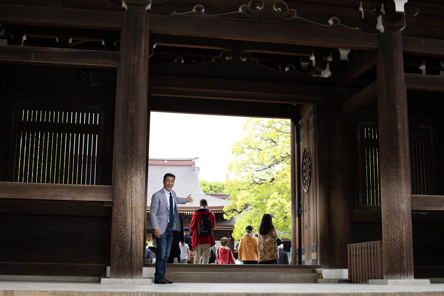御社殿への入口にある南神門。クスノキの新緑が美しい。