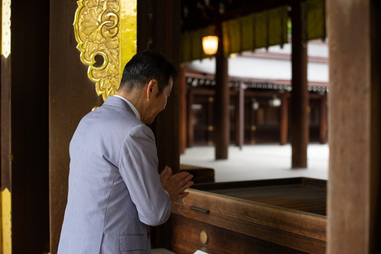 「外拝殿前」で、奥の御本殿に向かってお祈り。