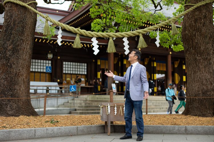 注連縄で結ばれた「夫婦楠」。良縁を願って。