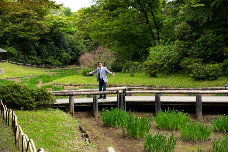 花菖蒲の苗が植えられたばかりの菖蒲田。6月頃に花が咲いて見頃を迎える。
