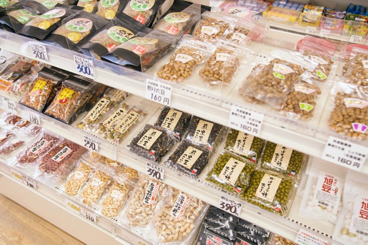 豆菓子は歯触りよく、香りもいい。