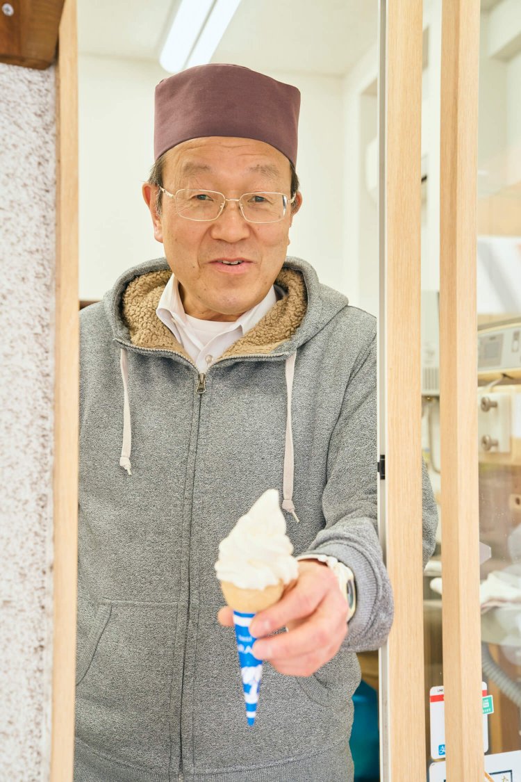 ソフトクリーム220円～は月～水はバニラ、木～土は桜、抹茶など季節のフレーバー。「ソフトクリームは冬でも大人気ですよ」と横原さん。