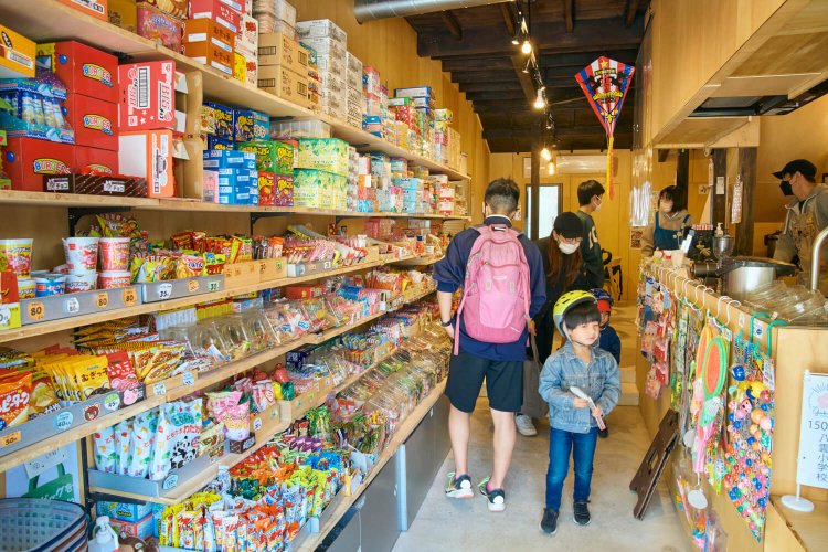 親子連れも中高生もおとなも立ち寄る。