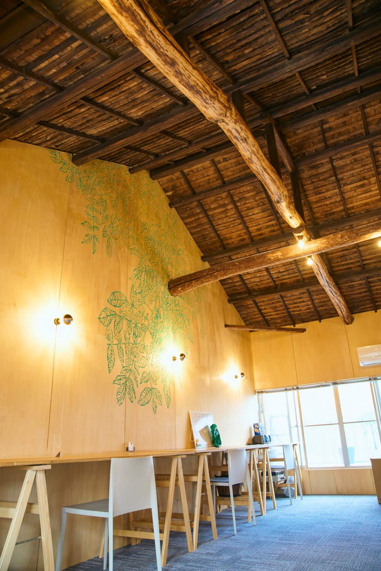 2階レンタルスペースは、デスク貸し1時間400円、スペース貸し1時間1000円。