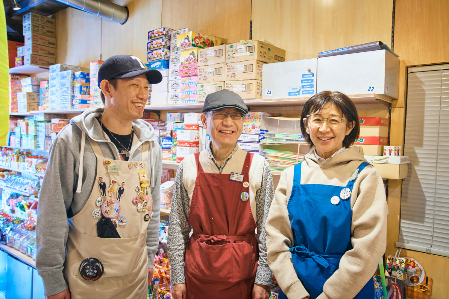 真ん中が北澤店長。左の井堀さん、右の横澤さんなど、スタッフは地元住民で構成。